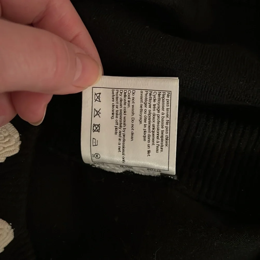 CHANEL BLACK SWEATER with White Camilla Flowers Size 40 - Picture 10 of 11